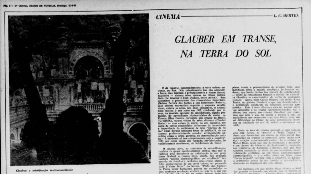 Imagem em preto e branco de um recorte do Jornal Diário de Noticias. Ao lado esquerdo há uma imagem capturada de um trecho do filme. Ao lado direito a inscrição “Glauber em transe, na terra do sol”. Abaixo há um texto em que são feitas duras criticas a obra de Glauber Rocha. [Fim da descrição]