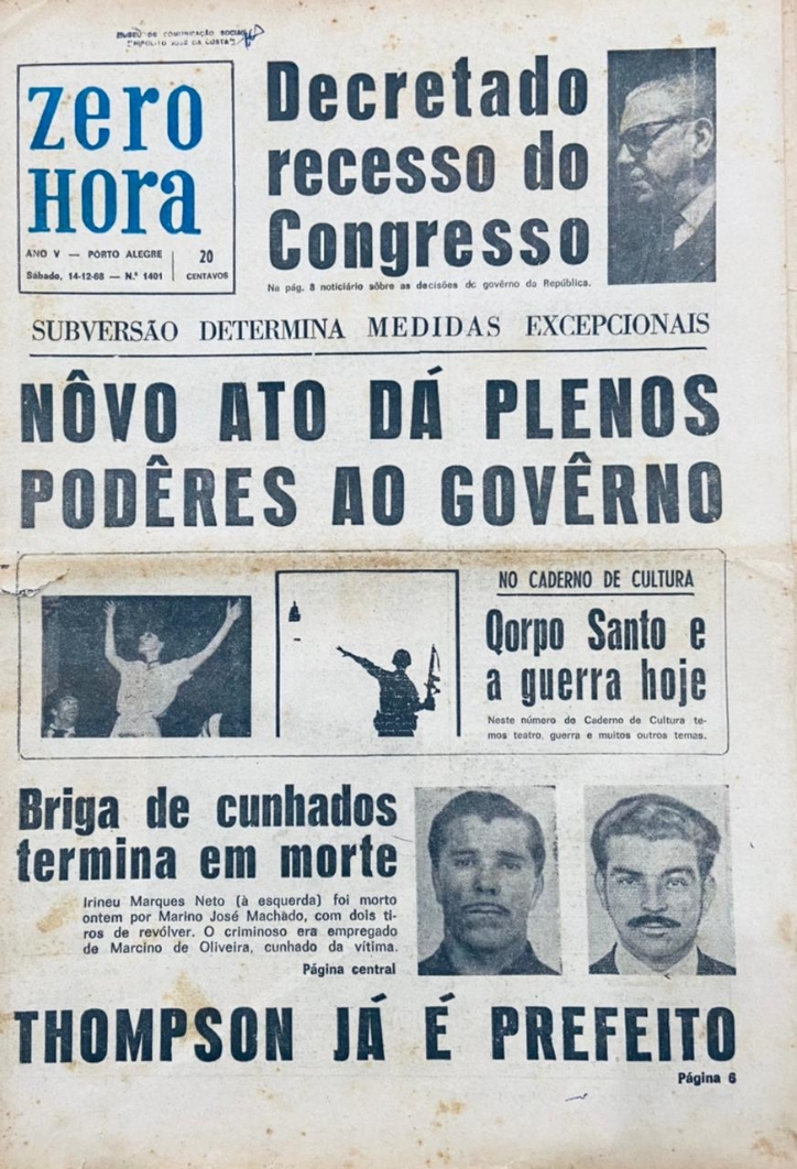 Imagem em preto e branco com a capa do jornal Zero Hora de 14 de dezembro de 1968. Na parte superior direita há a inscrição “Decretado recesso do congresso”. Abaixo se destaca a inscrição “Subversão determina medidas excepcionais”. Ao centro da capa é possível ler em destaque a seguinte inscrição “Novo ato dá plenos poderes ao governo”. No rodapé da página é possível ler a seguinte inscrição “Thompson já é prefeito”. [Fim da descrição]