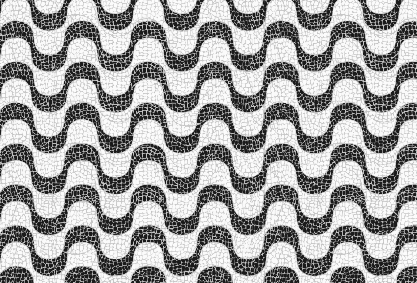 Calçada com pedras pequenas (estilo portuguesa)  formando um mosaico em formas de ondas  da esquerda para a direita  na cor preta. Esta calçada  é na Praça da Alfândega, antiga Cinelândia de Porto Alegre.  [Fim da descrição] 